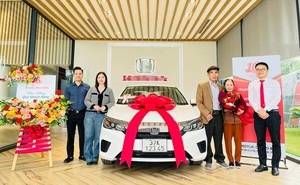 Mua ô tô tặng bố mẹ, cô gái Nghệ An bấm được biển VIP 12345