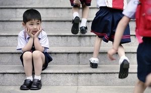 Con đi học bị bạn cô lập, cha mẹ làm ầm lên chỉ càng khiến con tổn thương, người tinh tế thường xử lý theo cách này