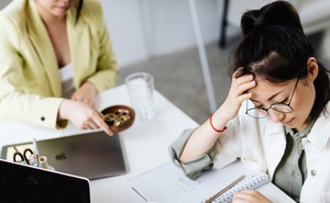 Chuyên gia kinh tế gây sốc với phát ngôn: “Giới trẻ hiện nay lương thấp do THIẾU NĂNG LỰC”