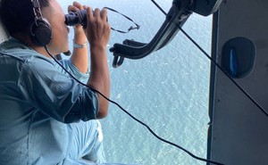 Hình ảnh Không quân Việt Nam tìm kiếm 2 thuyền viên mất tích