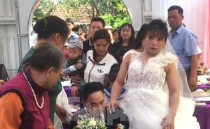 Đám cưới cổ tích của chú rể ‘hạt tiêu’ và cô dâu khiếm khuyết khiến nhiều người xúc động