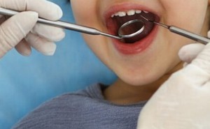 Bé trai 9 tuổi đau răng phát khóc, nào ngờ bố làm điều ai cũng sợ