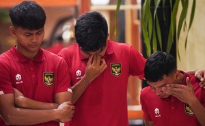 Cầu thủ U20 Indonesia cúi mặt khóc khi biết tin mất quyền chủ nhà U20 World Cup 2023