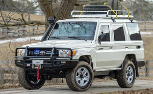 Chiếc Toyota Land Cruiser này trông rất bình thường nhưng chịu được đạn súng trường và 2 lựu đạn nổ cùng lúc