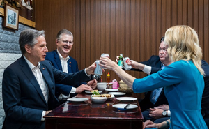 Từ hình ảnh Ngoại trưởng Mỹ đến thăm Việt Nam, ăn Cơm tay cầm, uống bia 333: Sabeco "bạo chi" hàng nghìn tỷ cho quảng cáo, khuyến mại thế nào?