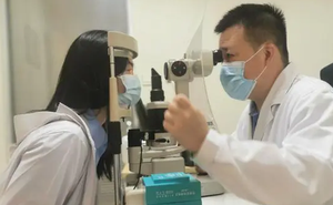 Trung Quốc: Nhìn màn hình điện thoại trong 14 giờ liên tục, người phụ nữ bị loét giác mạc