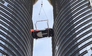 Cẩu siêu xe McLaren giá 2 triệu USD lên penthouse tầng 57 bị chỉ trích là 'khoe của', chủ xe phản bác 'mọi người giận dữ vì tôi có quá nhiều tiền'