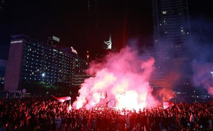 CĐV Indonesia thi nhau đốt pháo sáng; trang của LĐBĐ Thái Lan phải khóa bình luận sau trận chung kết 9 thẻ đỏ
