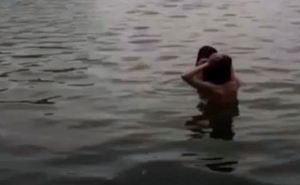 2 người tắm tiên tại hồ Gươm bị xử lý
