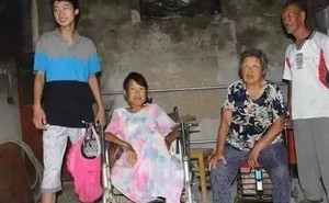 Bố bị tâm thần, mẹ bại liệt, chàng trai vẫn đỗ thủ khoa đại học, giúp gia đình đổi đời sau 6 năm