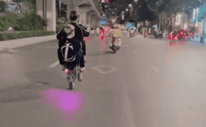Clip: Bốc đầu xe máy trước mặt CSGT, 2 thanh niên khiến người đi đường giật mình ngoái nhìn