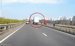 Clip: Khoảnh khắc xe container lao sang làn xe máy, tông 3 người bị thương
