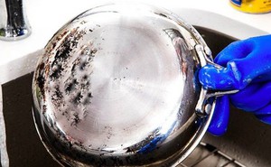 Bằng cách này, 1 chiếc khẩu trang có thể đánh bay mọi vết bẩn ở đáy xoong nồi
