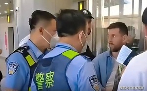 Messi bị giữ lại 2 tiếng tại sân bay Trung Quốc