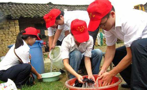 Phụ huynh khoe cho con đi du lịch sang chảnh, thầy chủ nhiệm nhắn 1 câu mà tất cả im bặt