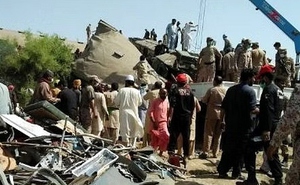 Tàu hỏa trật bánh tại Pakistan khiến hơn 100 người thương vong