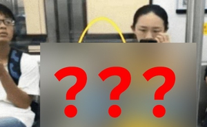 Nhiều năm đã trôi qua, bức ảnh chụp lén 2 mẹ con này vẫn được xem là biểu tượng của "gia đình có giáo dục"