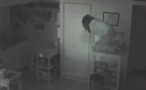 Đồ vật tự dưng di chuyển dù nhà không người, chủ nhà khóc thét khi phát hiện sự thật khi lắp camera