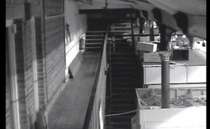 Rợn tóc gáy với video "ma" lên cầu thang vào siêu thị