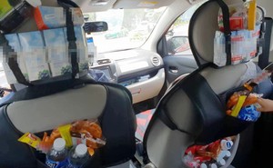 Chiếc xe đầy ắp đồ ăn và tờ giấy thông báo của tài xế khiến hàng khách bất ngờ