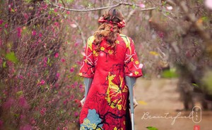 Bức hình cô gái đi chụp ảnh ở vườn hoa, dân mạng chững lại khi nhìn toàn cảnh