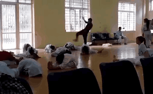 Đòn đá chẻ vào lưng học sinh của thầy giáo ở Vĩnh Phúc 'rất nguy hiểm cho các em đang xoạc chân, úp mặt'
