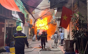 Nhân chứng sợ hãi kể giây phút bình gas phát nổ gây ra vụ cháy lớn trên phố Hà Nội