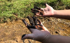 Cận cảnh bùn thải nghi nhiễm dầu tại cửa súc xả bể chứa sông Đà
