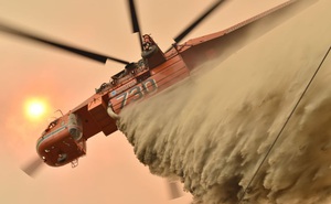 24h qua ảnh: Máy bay thả chất ngăn cháy, dập cháy rừng ở Australia