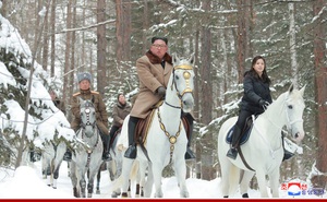 Chủ tịch Kim Jong Un và phu nhân cưỡi bạch mã đạp trên tuyết trắng, KCNA ca ngợi: Lưu lại dấu chân thiêng liêng