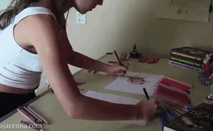 Clip: Nữ họa sĩ vẽ 2 tay cùng lúc, ảo tới mức post cả video dân tình vẫn bán tín bán nghi
