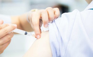 Mẹ anti vắcxin, con 13 tháng tuổi suýt mất mạng vì mắc sởi