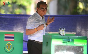Thủ tướng Thái Lan xếp hàng đi bầu cử