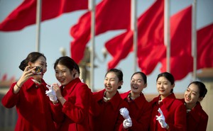 24h qua ảnh: Nhân viên lễ tân chụp ảnh trước phiên khai mạc kỳ họp quốc hội Trung Quốc