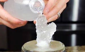 Video: Kỳ lạ nước đóng băng ngay lập tức khi rót vào cốc đá