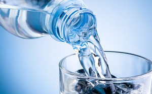6 cách uống nước tưởng tốt hoá ra gây hại, quá nhiều người vẫn đang làm