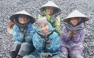 Cái nóng 39 độ và nụ cười của các cô công nhân đất mỏ trong bộ quần áo... mưa