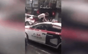 Cô gái "làm loạn" trên nóc taxi bị đuổi xuống, tài xế vừa tăng ga lại đuổi theo gây sự