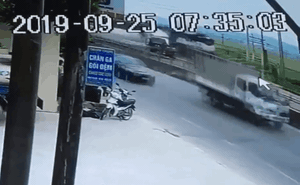 Cận cảnh vụ tai nạn tàu hỏa đâm xe tải "nổ như bom" khiến đường sắt Nghệ An tê liệt