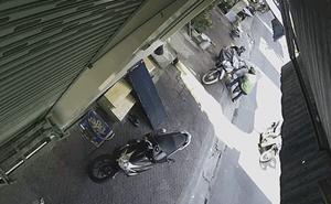 Camera "bóc" thủ đoạn của 2 tên trộm xe điện, hành động cuối clip gây bất ngờ nhất