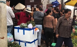 Người dân vây giữ một phụ nữ nghi vào chợ thôi miên lấy cả chục triệu đồng của tiểu thương