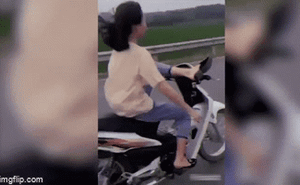 Nữ sinh dùng chân điều khiển xe máy rồi quay clip, 2 ngày sau bị công an triệu tập