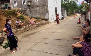 Bức ảnh "các bà hàng xóm" trong thời gian cách ly xã hội gây chú ý, nổi bật là vị trí mỗi người