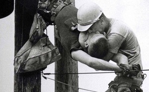 'Nụ hôn đồng giới' của hai công nhân ngành điện và câu chuyện thực sự đằng sau bức ảnh làm lay động bao trái tim
