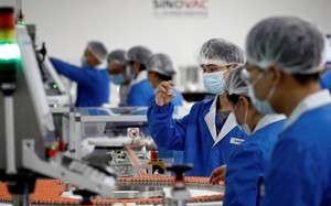 TQ ồ ạt tiêm vắc xin Covid-19 quy mô lớn chưa từng thấy: Bác sĩ lại sợ một điều nên không dám tiêm