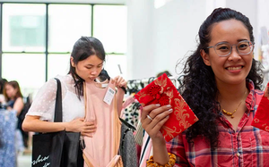 Giới trẻ Singapore: Đón Tết "chuẩn xanh" từ quần áo đã qua sử dụng đến bao lì xì làm bằng vải tái chế