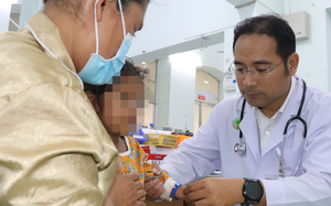 Cứu bé gái người Campuchia bị sốt xuất huyết nguy kịch
