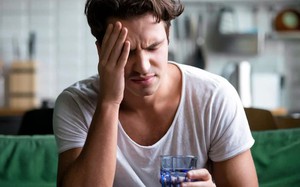 Sau khi uống rượu bia, nếu thấy 8 dấu hiệu này hãy đi khám ngay lập tức