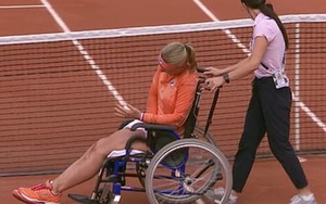 Drama khá căng ở Roland Garros: Nữ tay vợt ôm mặt khóc nức nở, phải rời sân bằng xe lăn sau khi bị bại tướng buông lời khiếm nhã