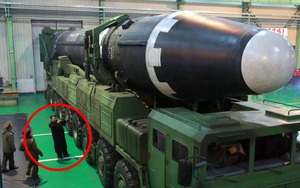 Tên lửa lớn nhất thế giới của Triều Tiên: "Quái vật hạt nhân" hay chỉ là mô hình?